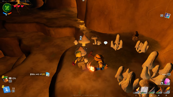 - NPC와 함꼐 광물을 채집하거나 몬스터와 싸울 수 있다&nbsp;