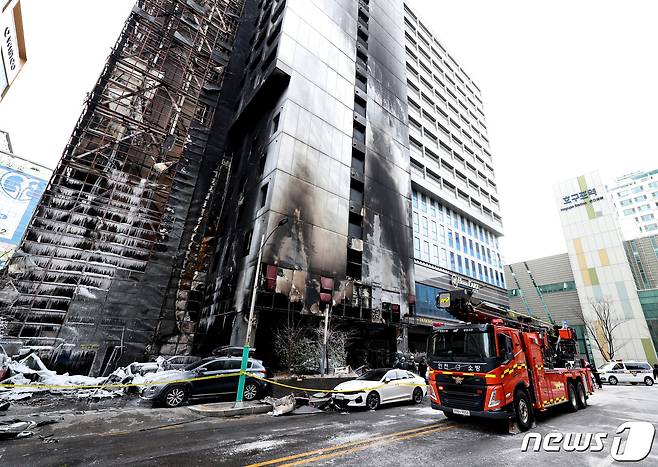 지난 18일 오전 인천 남동구 논현동의 한 호텔 화재현장에서 경찰과 소방, 국립과학수사연구원 등 관계당국 관계자들이 합동감식을 하고 있다. 2023.12.18/뉴스1 ⓒ News1 구윤성 기자