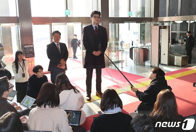 한동훈 국민의힘 비상대책위원장이 27일 서울 여의도 국회에서 취재진의 질문을 받고 있다. 2023.12.27/뉴스1 ⓒ News1 송원영 기자