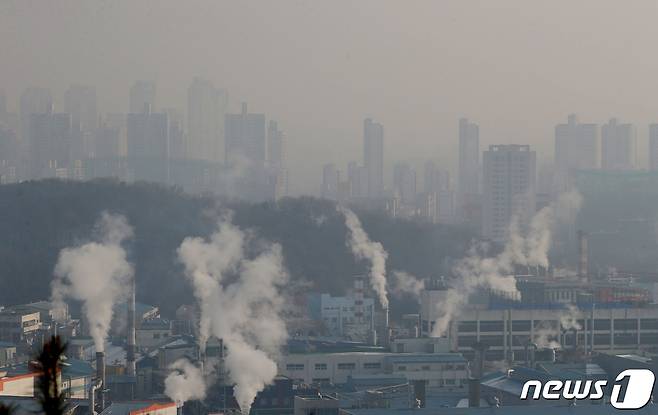 수도권 지역의 미세먼지 농도가 '나쁨' 수준을 보인 27일 경기 안산시 단원구 안산스마트허브 전망대에서 바라본 반월특수국가산업단지가 뿌연 모습을 보이고 있다. 2023.12.27/뉴스1 ⓒ News1 김영운 기자