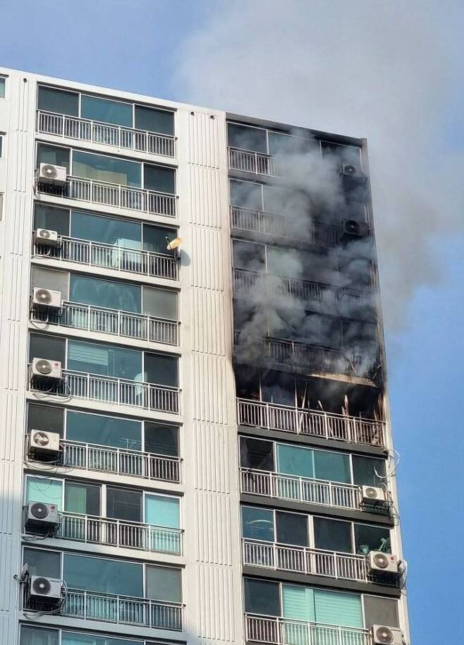 27일 오후 1시께 경기도 수원시 영통구의 한 20층짜리 아파트 16층에서 불이나 시꺼먼 연기가 발생하고 있다. [사진제공=경기도소방재난본부] [이미지출처=연합뉴스]