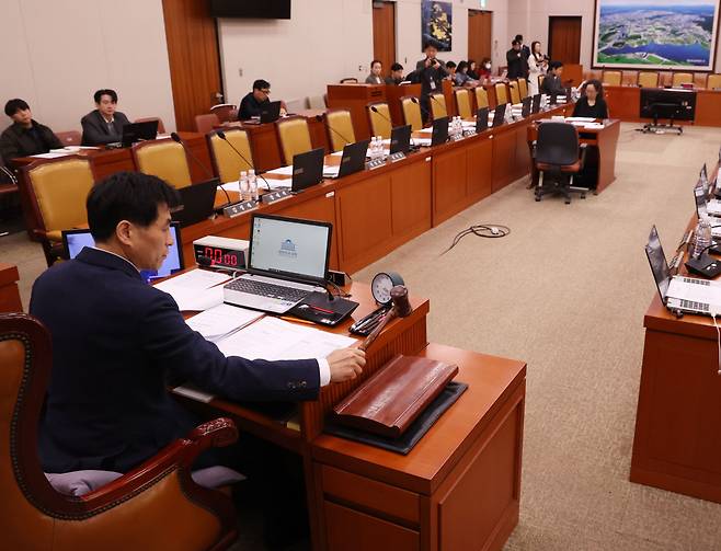 김민기 국회 국토교통위원장이 27일 서울 여의도 국회에서 여당이 불참한 채 열린 국토교통위원회 전체회의를 주재하고 있다./뉴스1