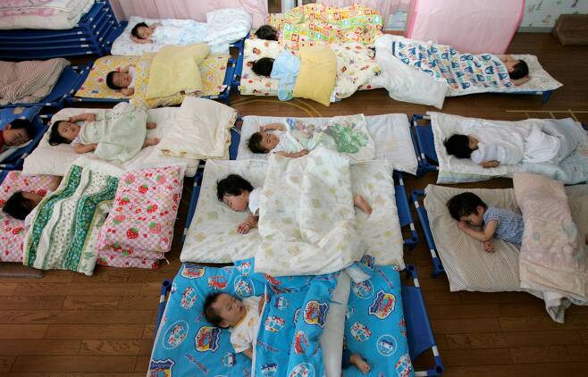 일본 모리야마의 어린이집에서 낮잠을 자는 아이들.
