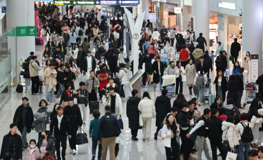 크리스마스 연휴가 시작된 22일 오전 인천국제공항 1터미널 면세점 구역이 여행객들로 북적이고 있다. [연합뉴스]