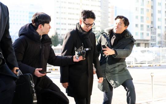 마약 투약 혐의를 받는 배우 이선균(48)씨가 23일 오전 3번째 조사를 받기 위해 인천경찰청 마약범죄수사계에 출석하고 있다. [인천=연합뉴스]