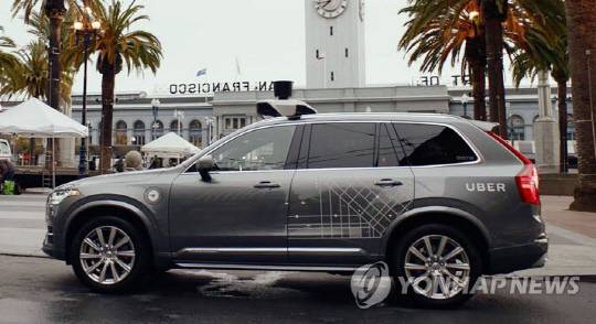 우버가 미국 샌프란시스코 지역에서 자율주행 차량으로 택시 서비스를 하는 모습. 연합뉴스