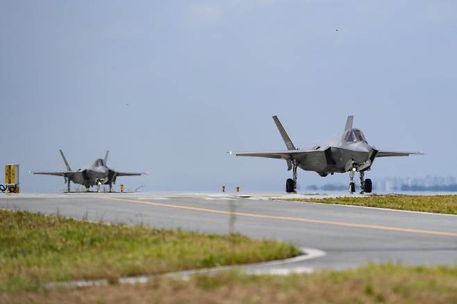 공군 제17전투비행단 소속 F-35A 전투기가 21일 한미연합연습 '을지 자유의 방패'(UFS·을지프리덤실드) 시작과 함께 실시된 방어제공훈련에 참가하기 위해 지상활주하고 있다. '방어제공'이란 적 항공전력의 공격·침투 때 아군 공중·지상전력 간 유기적 협력을 통해 가능한 원거리에서 탐지·요격하는 임무를 말한다. 사진=공군 제공