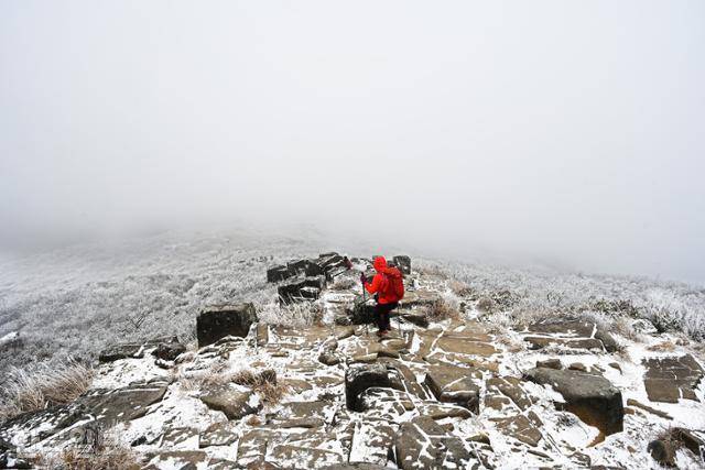 입석대에서 서석대로 올라가는 등산로. 정면으로 말 잔등 같은 백마능선이 펼쳐지는데, 구름에 가렸다.