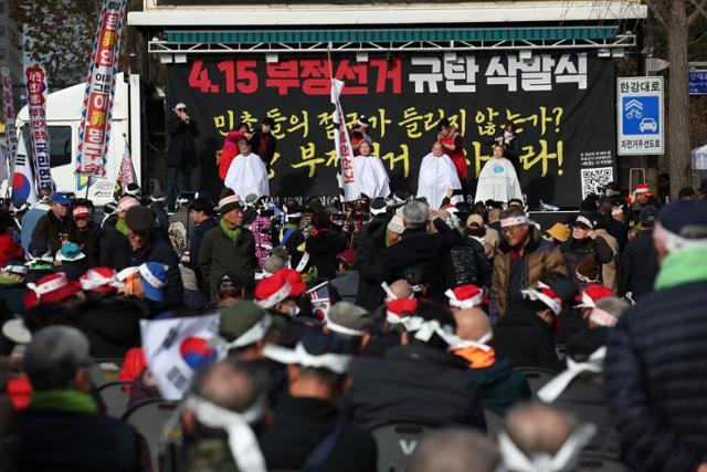 13일 오후 서울 용산구 삼각지역 인근에서 지난 2020년 제21대 총선(4·15)을 부정선거라고 주장하는 집회 참가자들이 머리를 삭발하고 있다. 뉴스1