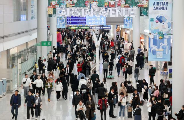 크리스마스 연휴가 시작된 22일 오전 인천국제공항 1터미널 면세점 구역이 여행객들로 북적이고 있다. 연합뉴스