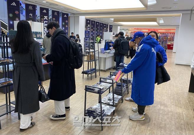 21일 오픈한 K리그 팝업스토어는 축구 팬들로 문전성시를 이뤘다. 사진=일간스포츠