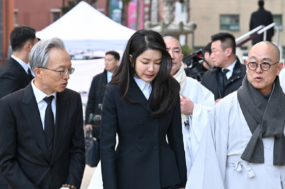 윤석열 대통령 부인 김건희 여사가 2일 서울 종로구 조계사에 마련된 대한불교 조계종 전 총무원장 자승 스님 분향소를 찾아 조문을 마친 뒤 차담회장으로 이동하고 있다.  2023.12.02. [사진=대통령실]