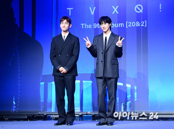 '오늘이 진짜 데뷔 20주년' '데뷔 20주년'을 맞이한 그룹 동방신기(TVXQ!)가 26일 오후 서울 영등포구 콘래드 서울에서 열린 아홉 번째 정규앨범 '20&2' 발매 기념 기자간담회에 참석하고 있다. [사진=정소희 기자]