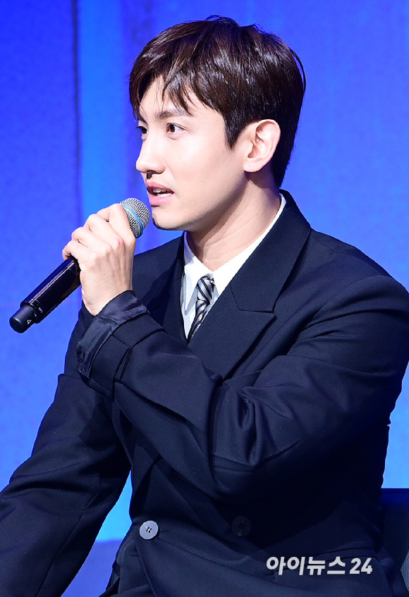 '빠져드는 잘생김' '데뷔 20주년'을 맞이한 그룹 동방신기(TVXQ!) 최강창민이 26일 오후 서울 영등포구 콘래드 서울에서 열린 아홉 번째 정규앨범 '20&2' 발매 기념 기자간담회에 참석하고 있다. [사진=정소희 기자]