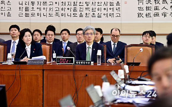 이노공 법무부장관 직무대행이 27일 오후 서울 여의도 국회에서 열린 법제사법위원회 전체회의에서 질의를 경청하고 있다. [사진=곽영래 기자]