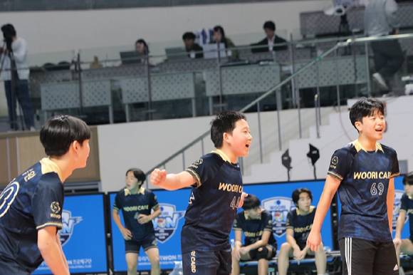 우리카드 유스클럽에서 배구의 재미를 느끼는 꿈나무들. [사진=우리카드]