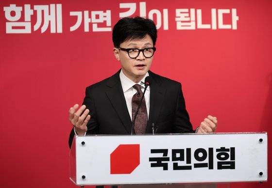 한동훈 국민의힘 비상대책위원장이 26일 오후 서울 여의도 국민의힘 당사에서 입장 발표를 하고 있다. 김성룡 기자