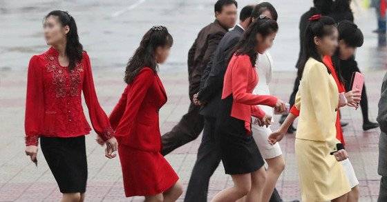 평양 류경정주영체육관 앞 북한 주민들의 모습. 뉴스1