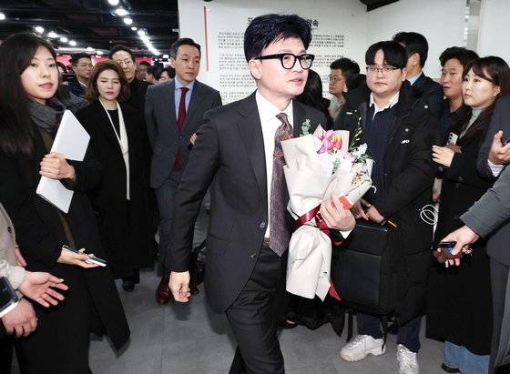 한동훈 국민의힘 비상대책위원장이 26일 오후 서울 여의도 국민의힘 당사에서 입장 발표 뒤 이동하고 있다. 김성룡 기자