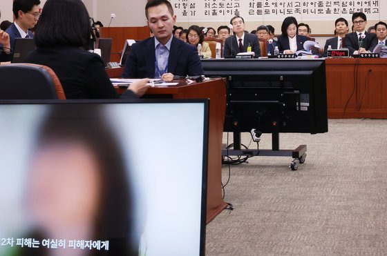 지난 10월 11일 국회 법제사법위원회 국정감사에 출석한 한동훈 당시 법무부 장관이 '부산 돌려차기 피해자' 인터뷰를 듣고 있다. 연합뉴스