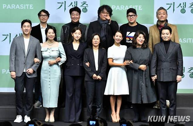 아카데미 시상식 4관왕을 자축하는 ‘기생충’ 제작진과 배우들. 사진=박효상 기자