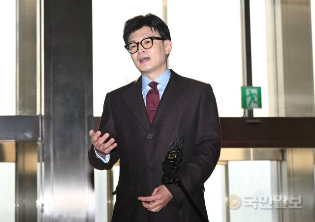 국민의힘 한동훈 비상대책위원장이 27일 국회 사무실로 출근하며 취재진 질문에 답하고 있다.