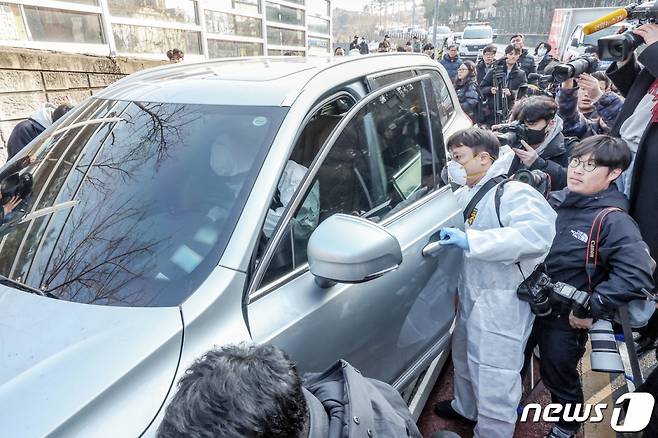(서울=뉴스1) 민경석 기자 = 마약 투약 혐의를 받던 배우 이선균 씨가 27일 종로구 와룡공원 인근에서 숨진 채 발견 돼 과학수사대원들이 이 씨의 차량을 수습하고 있다.   ※우울감 등 말하기 어려운 고민으로 전문가의 도움이 필요하면 자살예방 핫라인 1577-0199, 자살예방 상담전화 1393, 희망의 전화 129, 생명의 전화 1588-9191, 청소년 전화 1388 등에서 24시간 상담을 받을 수 있습니다. 2023.12.27/뉴스1  Copyright (C) 뉴스1. All rights reserved. 무단 전재 및 재배포,  AI학습 이용 금지.