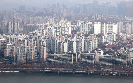 27일 하나금융경영연구소가 최근 발표한 '고분양가 시대, 미분양 대응은?' 보고서에 따르면 올해 전국적으로 미분양 재고는 감소했으나 지방의 미분양 재고가 5만가구를 넘기며 전체의 80% 이상의 높은 비중을 유지하고 있다. 고분양가로 지방 미분양은 장기화되고 증가할 가능성이 커진 상황이다./사진=뉴스1