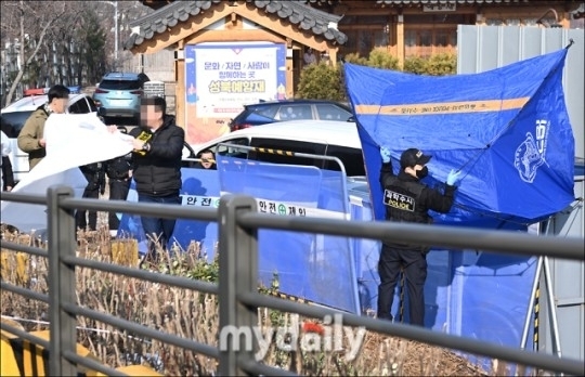 마약 투약 혐의를 받던 배우 이선균이 27일 오전 종로구 와룡공원 인근에서 숨진 채 발견된 가운데 경찰이 차량을 조사 하고 있다./ 사진 = 송일섭 기자 andlyu@mydaily.co.kr