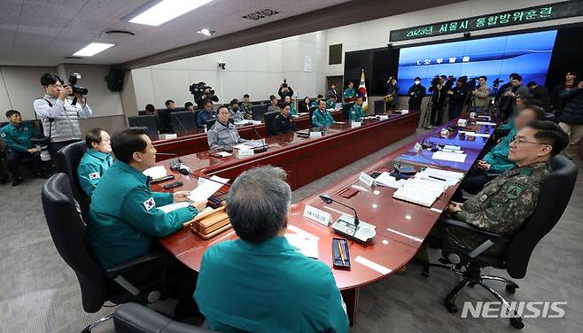 [서울=뉴시스] 홍효식 기자 = 오세훈 서울시장이 27일 서울시청에서 열린 서울시 통합방위협의회에서 발언하고 있다. 2023.12.27. yesphoto@newsis.com