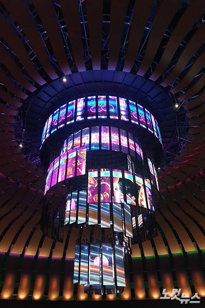 2층 로툰다에 있는 키네틱 샹들리에. 김수정 기자