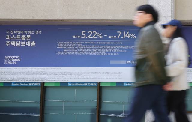 ▲만약 은행들이 단기적인 이익 추구에 빠져서 자금을 생산적인 곳이 아닌 부동산 대출에 집중시킨다면, 그리고 잠재 고객을 신용이 낮다는 이유로 문밖으로 계속 쫓아낸다면, 미래의 부가가치 생산 전망은 어두워질 수밖에 없다. ⓒ연합뉴스