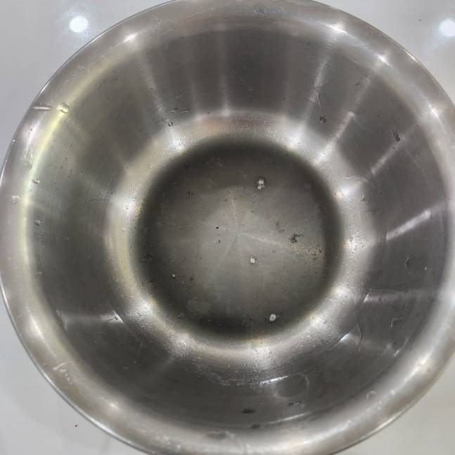 대게 다리를 담았던 용기에 검은 물질이 묻어 있다.