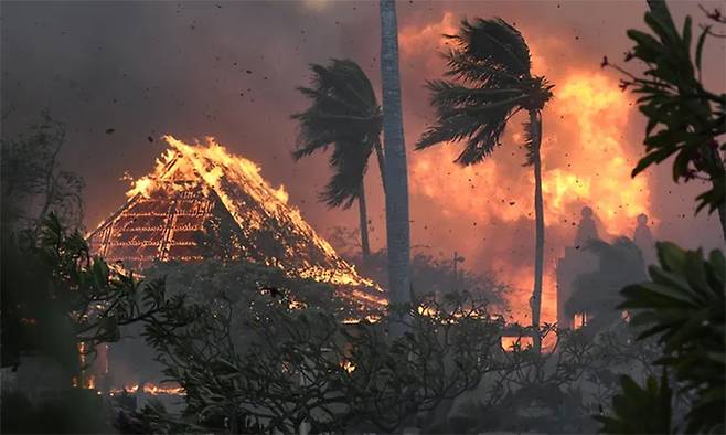 지난 8월 8일(현지시간) 미국 하와이주 마우이섬 서부 리하이나의 한 교회가 이날 발생한 산불로 화염에 휩싸여 있다. AP연합뉴스
