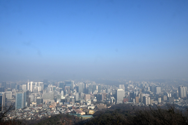 서울 초미세먼지 농도가 나쁨 수준을 보인 27일 오전 남산에서 바라본 서울 시내가 뿌옇다. 권욱 기자 2023.12.27