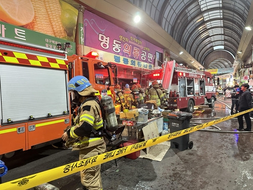 27일 오후 불이 났던 대구 북구 팔달시장 한 의류상가 모습.연합뉴스