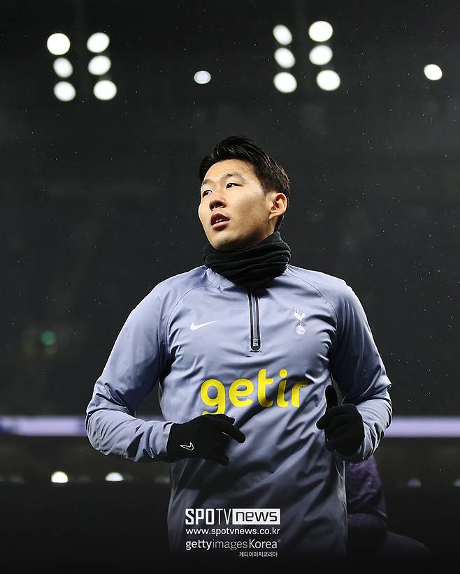 ▲ 영국 매체 '기브미스포츠'는 "토트넘이 손흥민과 새로운 재계약 협상에 물꼬를 텄다. 엔지 포스테코글루 감독은 성공적인 시즌에 중추적인 역할을 한 손흥민과 합의를 열망한다"라고 알렸다