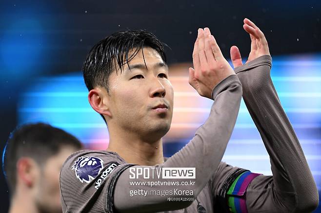 ▲ 영국 매체 '기브미스포츠'는 "토트넘이 손흥민과 새로운 재계약 협상에 물꼬를 텄다. 엔지 포스테코글루 감독은 성공적인 시즌에 중추적인 역할을 한 손흥민과 합의를 열망한다"라고 알렸다