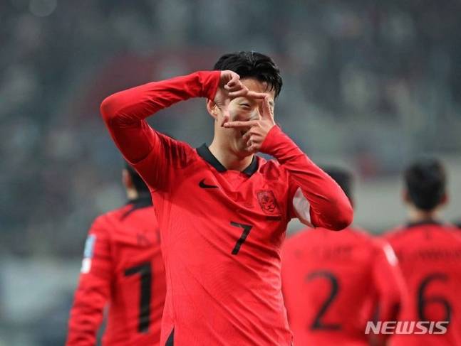 손흥민이 지난 11월 16일 서울월드컵경기장에서 열린 2026 북중미 월드컵 아시아 지역 2차 예선 한국과 싱가포르 경기에서 후반 한국의 세번째 골을 넣고 찰칵 세리머니를 하고 있다. /사진=뉴시스