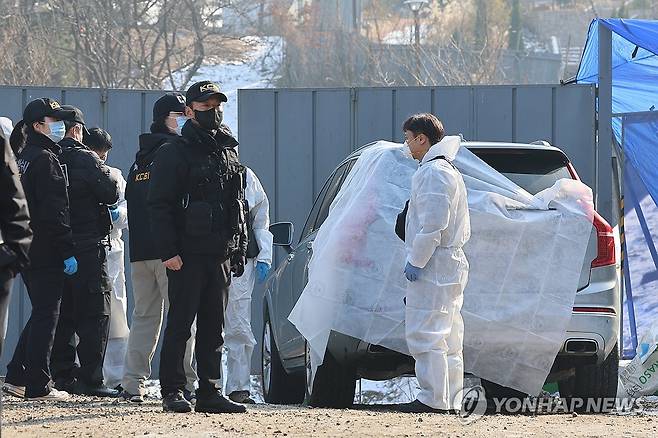 배우 이선균 차 안에서 숨진 채 발견 (서울=연합뉴스) 서대연 기자 = 27일 오전 서울 종로구 와룡공원 인근에서 배우 이선균이 차 안에서 숨진 채로 발견돼 경찰이 현장 감식을 하고 있다. 
    이선균은 최근 마약 투약 혐의로 최근 검찰 조사를 받아왔다. 2023.12.27 dwise@yna.co.kr