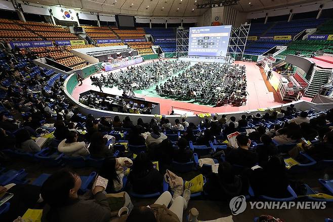 정시 합격전략 설명회 (서울=연합뉴스) 서명곤 기자 = 14일 오후 서울 송파구 잠실학생체육관에서 열린 진학사 정시 합격전략 설명회를 찾은 수험생과 학부모들이 입시 지원 전략에 대한 설명을 듣고 있다. 2023.12.14 seephoto@yna.co.kr