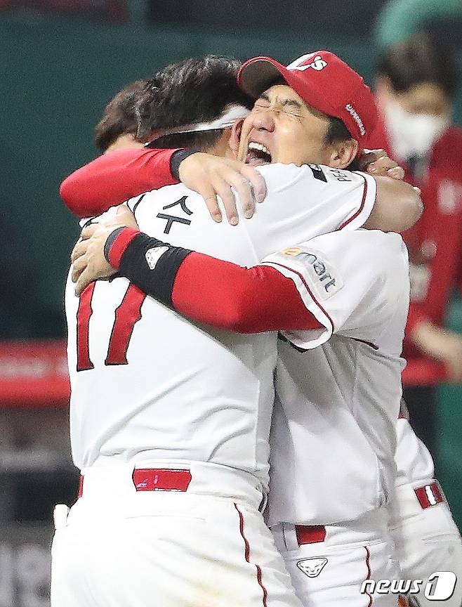 8일 오후 인천시 미추홀구 SSG 랜더스필드에서 열린 프로야구 '2022 신한은행 SOL KBO 포스트시즌' 한국시리즈 6차전 키움 히어로즈와 SSG 랜더스의 경기에서 4대3으로 승리하며 우승을 차지한 SSG 추신수와 김강민이 포옹을 하고 있다. 2022.11.8/뉴스1 ⓒ News1 임세영 기자