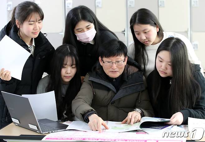 한 고등학교에서 3학년 학생들이 교사와 대입상담을 받고 있다. /ⓒ News1 김기태 기자