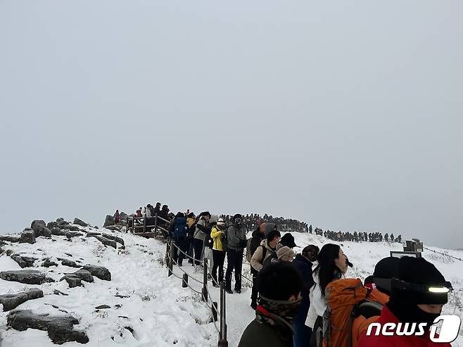 지난 1월1일 계묘년 새해 첫 날 광주 무등산을 찾은 탐방객들의 모습. (국립공원공단 무등산국립공원사무소 제공) 2023.12.28/뉴스1