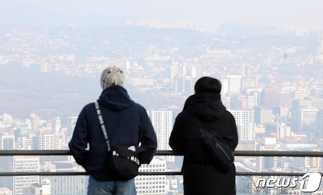 수도권 등 일부 지역의 초미세먼지 농도가 '나쁨' 수준을 보인 28일 오전 서울 중구 남산에서 바라본 도심이 뿌옇게 보이고 있다. 2023.12.28/뉴스1 ⓒ News1 김진환 기자