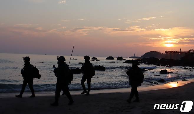 육군 50보병사단 16해안감시대대 장병들이 지난 27일 오전 경북 포항시 북구 청하면 해안에서 수색 정찰 작전을 실시하고 있다.(육군 50사단 제공)2023.12.28/뉴스1 ⓒ News1 최창호 기자