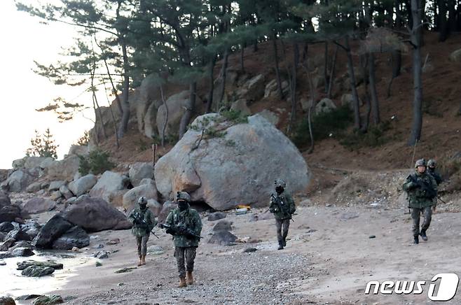 육군 50보병사단 16해안감시대대 장병들이 지난 27일 오전 경북 포항시 북구 청하면 해안에서 적이 은거지로 사용할 수 있는 해안지대에 대한 수색 정찰 작전을 강화하고 있다.(육군 50사단 제공)2023.12.28/뉴스1 ⓒ News1 최창호 기자