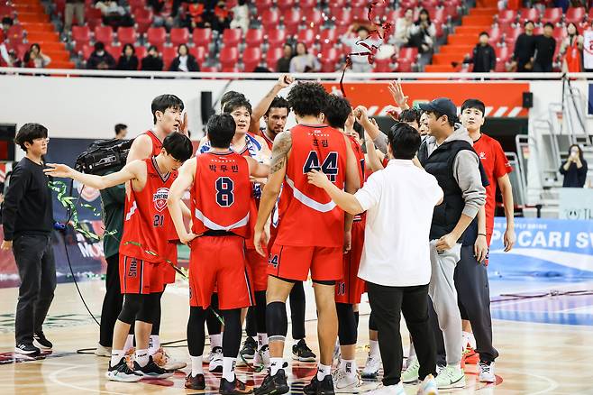 현대모비스가 삼성을 꺾고 환하게 웃었다.(KBL 제공)