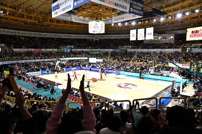 24일 LG-KCC전이 열린 창원실내체육관이 매진을 기록했다. 사진제공=KBL