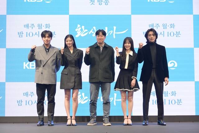 KBS2 새 월화드라마 '환상연가' 제작발표회가 28일 오후 서울 구로구 디큐브시티 더 세인트에서 열렸다. 배우 박지훈 홍예지 이정섭 감독 지우 황희(왼쪽부터)가 현장에 참석해 포즈를 취하고 있다. /KBS